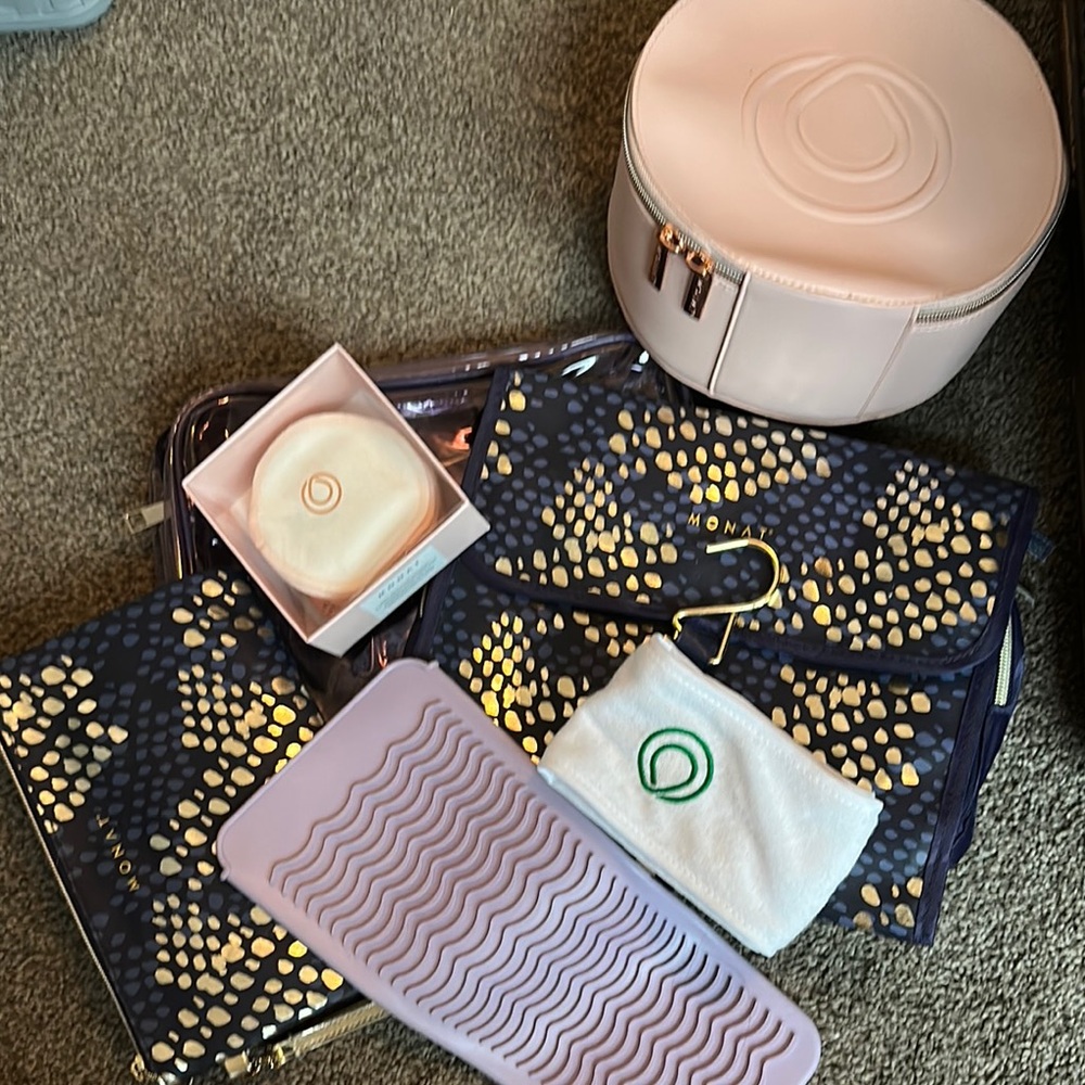 Monat Travel Set with Accessories